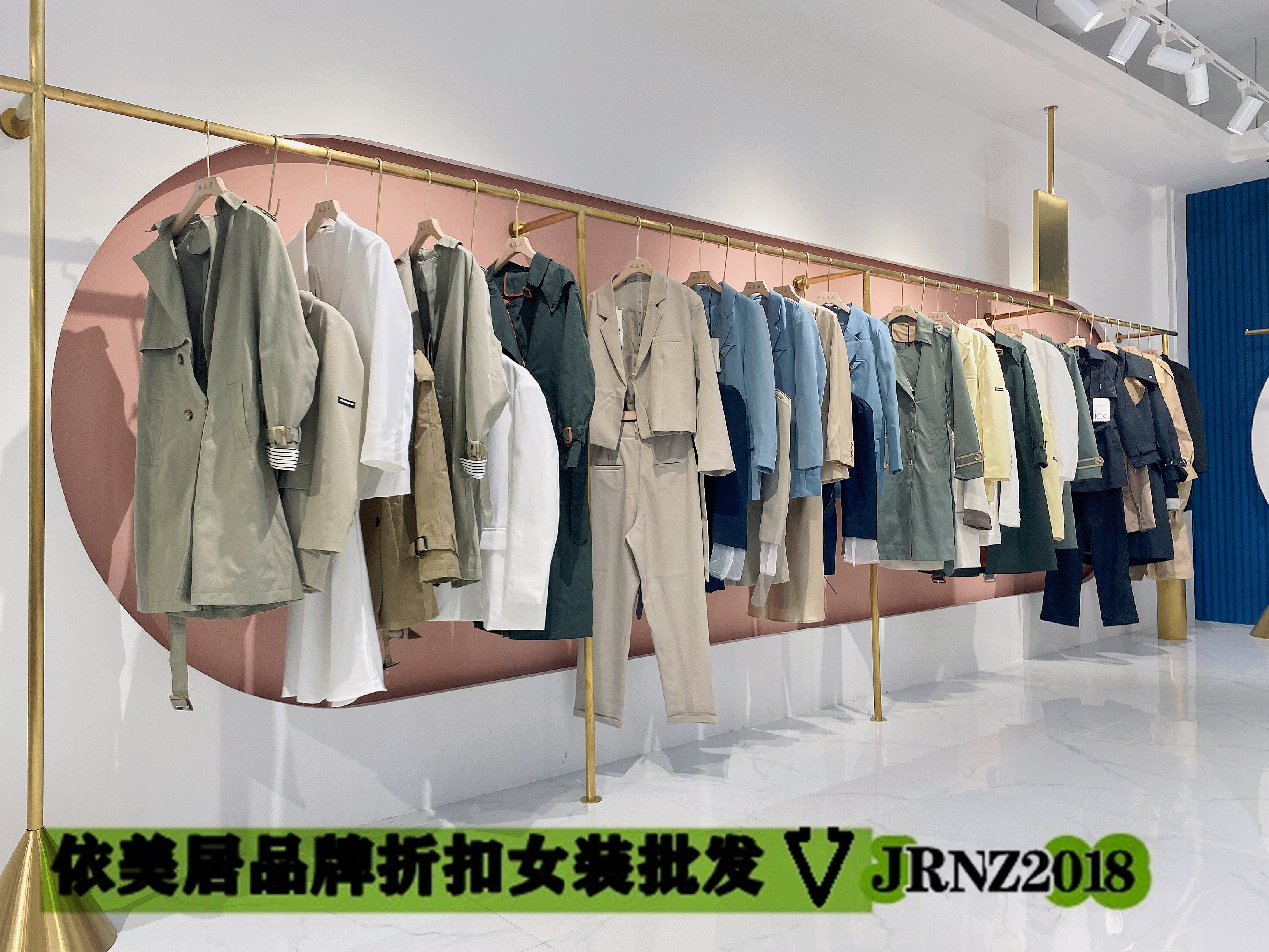 女裝實(shí)體店如何尋找合適的服裝尾貨批發(fā)市場(chǎng)進(jìn)貨？