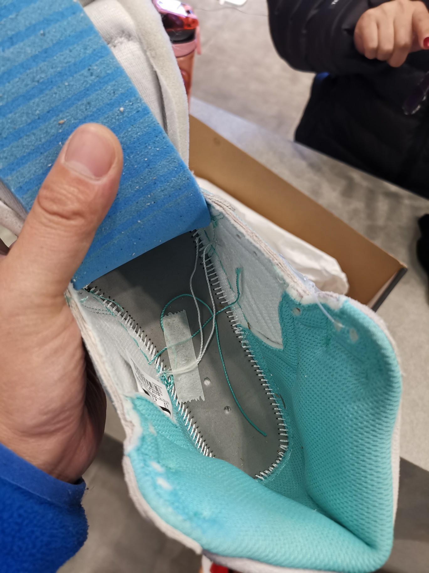 假貨當成正品買、和執(zhí)法人員躲貓貓，這家adidas nike折扣店什么打了“折扣”?