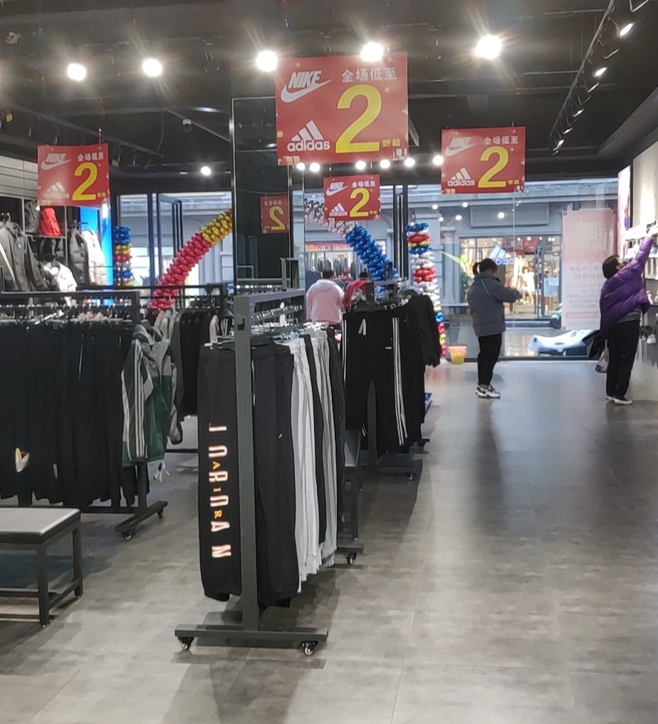 假貨當成正品買、和執(zhí)法人員躲貓貓，這家adidas nike折扣店什么打了“折扣”?