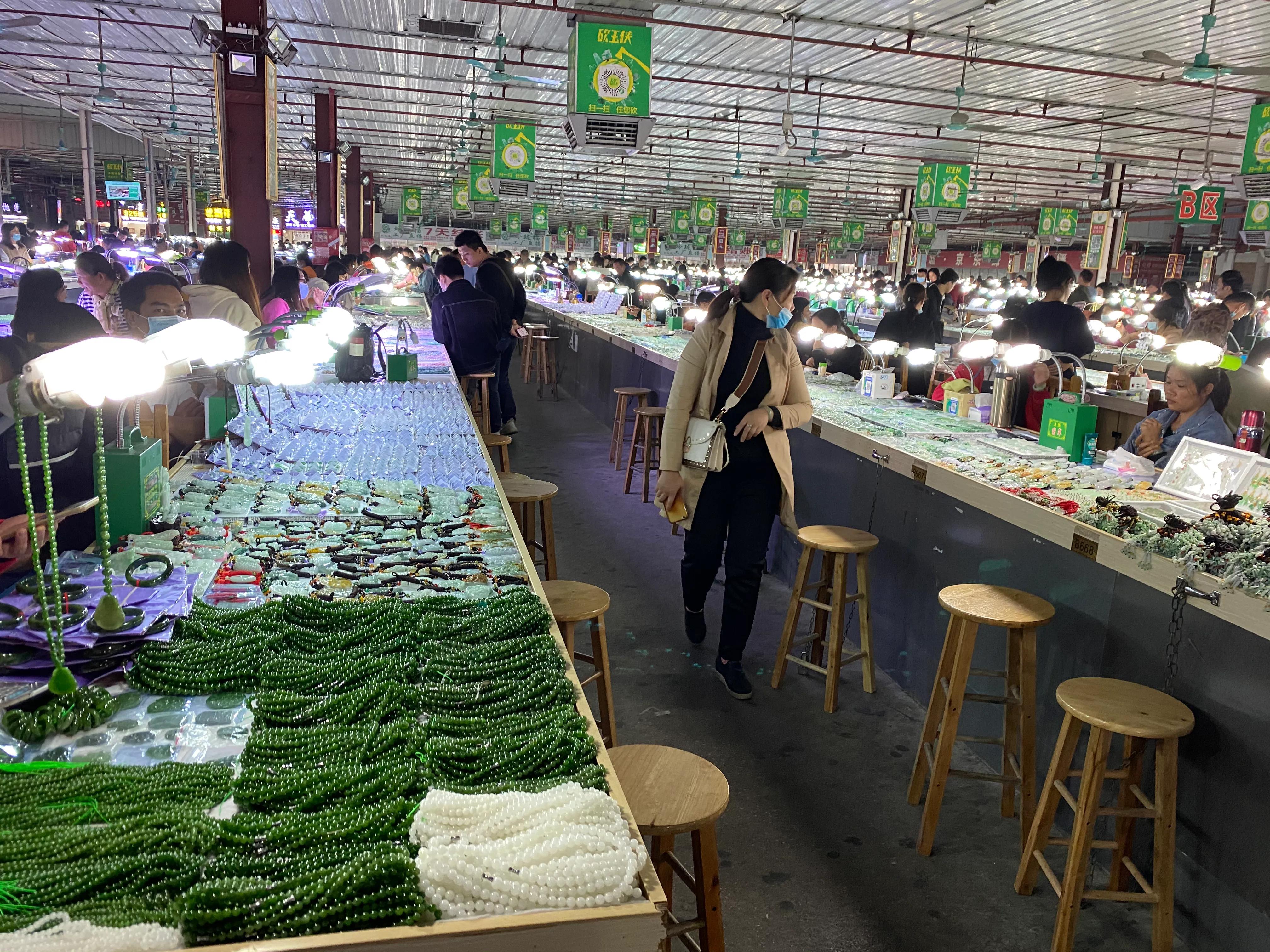 走進廣東四會天光墟翡翠市場，體驗親民實惠翡翠飾品