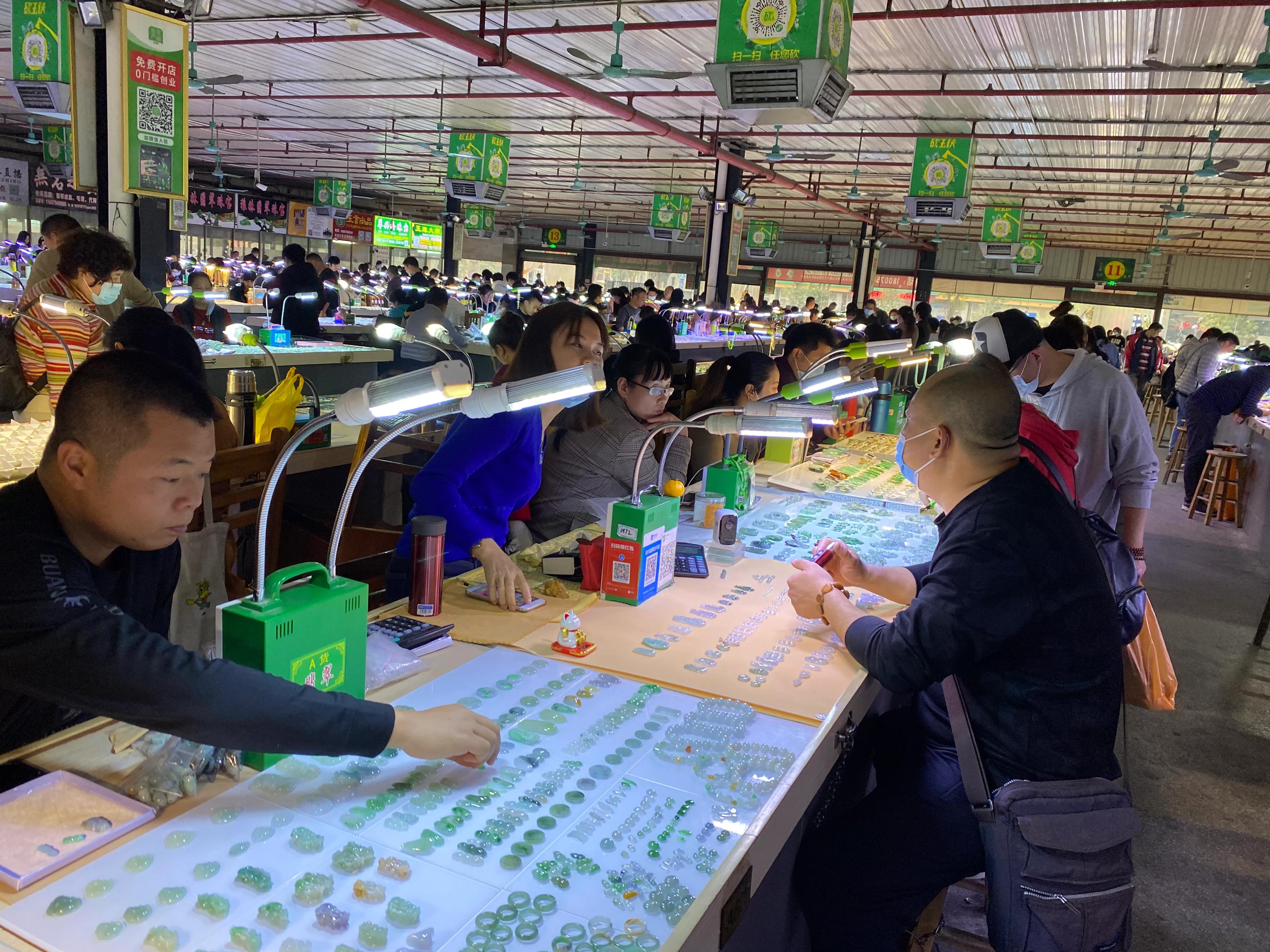 走進廣東四會天光墟翡翠市場，體驗親民實惠翡翠飾品