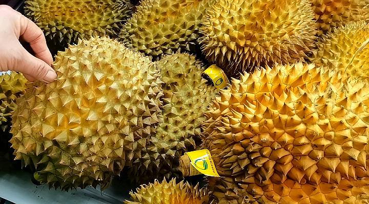 水果店老板賣榴蓮時(shí)，就靠這幾種方法進(jìn)貨，一挑一個(gè)準(zhǔn)，很少賠錢(qián)
