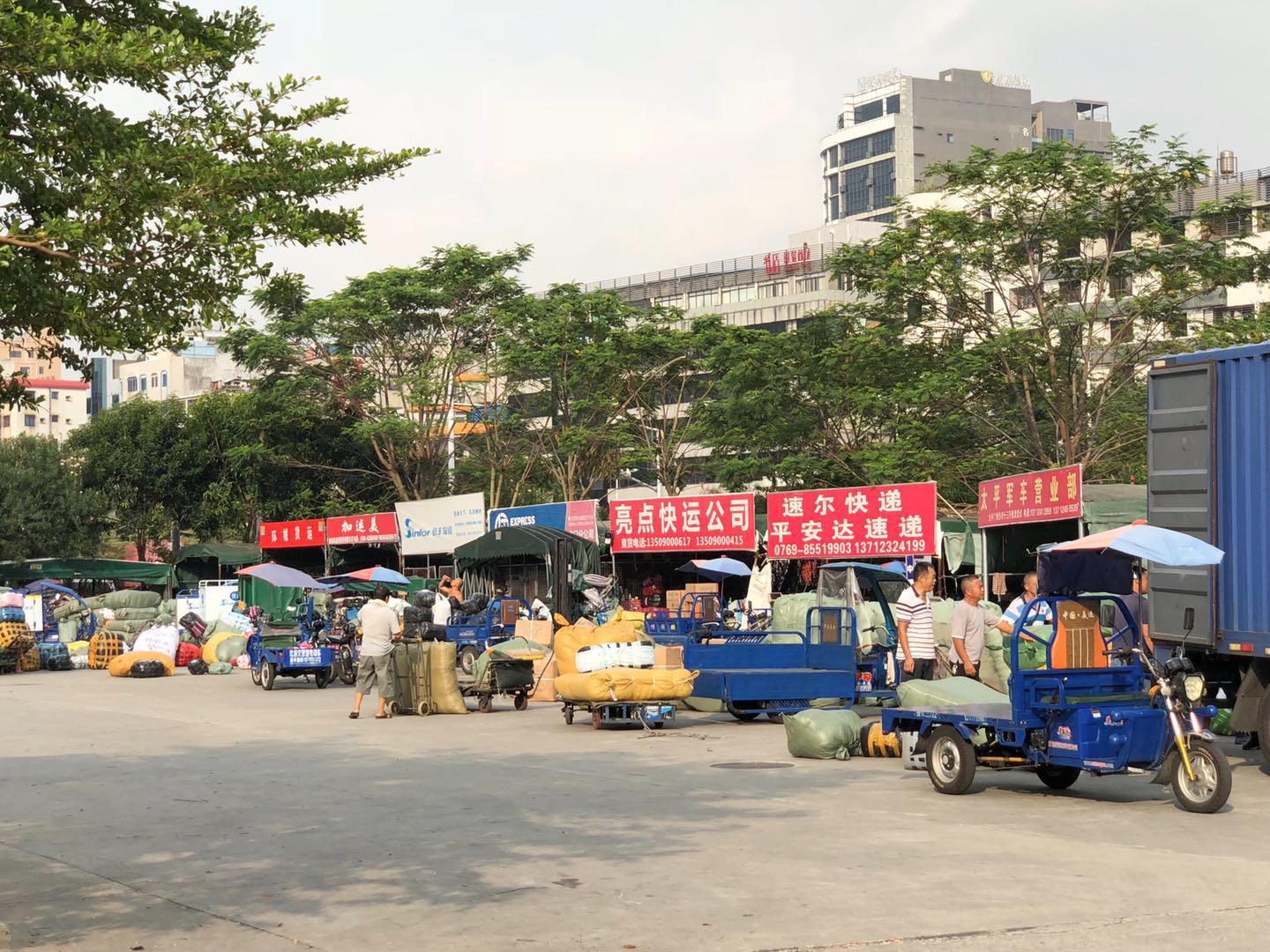 東莞：虎門最大的服裝批發(fā)市場，富民時裝城，銷往世界各地
