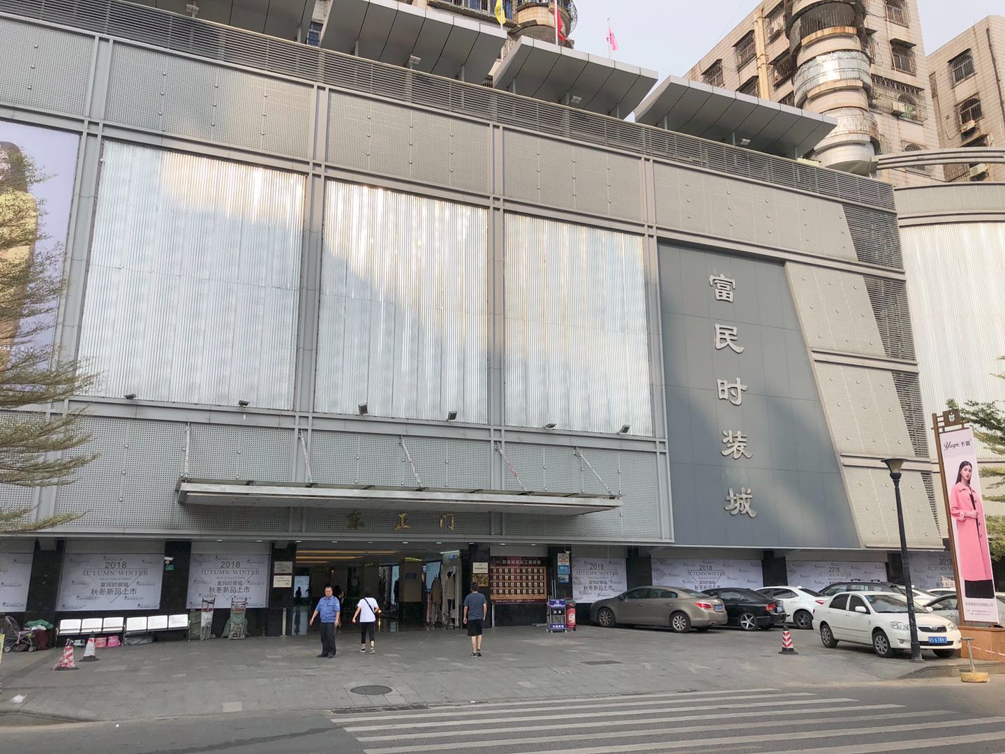 東莞：虎門最大的服裝批發(fā)市場，富民時裝城，銷往世界各地