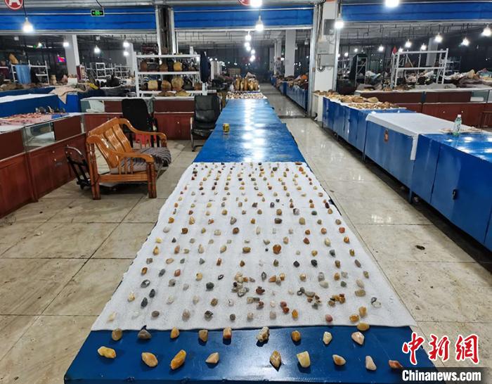 探訪新疆北屯金絲玉原石交易市場(chǎng):玉石永不眠 拓寬民眾增收路