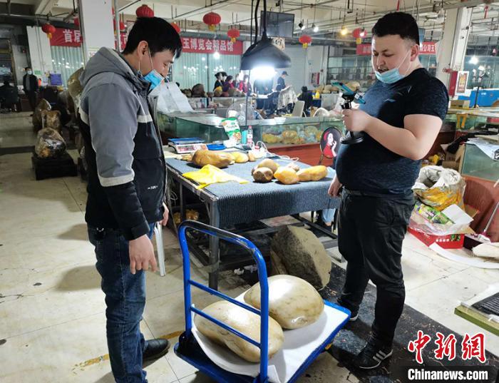 探訪新疆北屯金絲玉原石交易市場(chǎng):玉石永不眠 拓寬民眾增收路