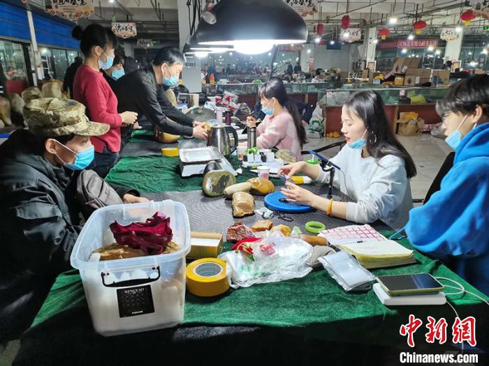 探訪新疆北屯金絲玉原石交易市場(chǎng):玉石永不眠 拓寬民眾增收路