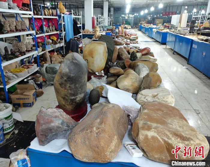 探訪新疆北屯金絲玉原石交易市場(chǎng):玉石永不眠 拓寬民眾增收路