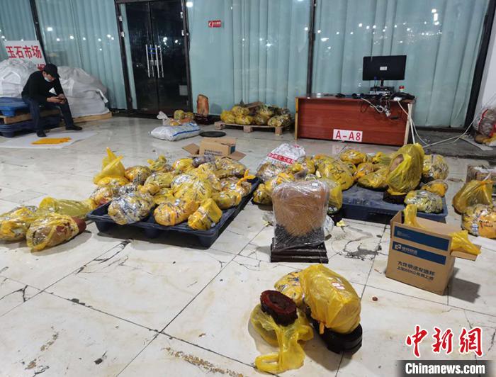 探訪新疆北屯金絲玉原石交易市場(chǎng):玉石永不眠 拓寬民眾增收路