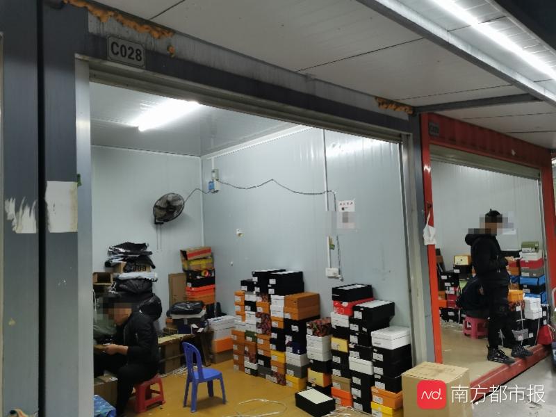 南都暗訪假名牌鞋中轉(zhuǎn)鬼市：180元買LV，小票證書5元購