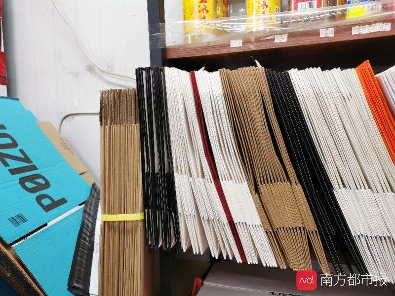 南都暗訪假名牌鞋中轉(zhuǎn)鬼市：180元買LV，小票證書5元購