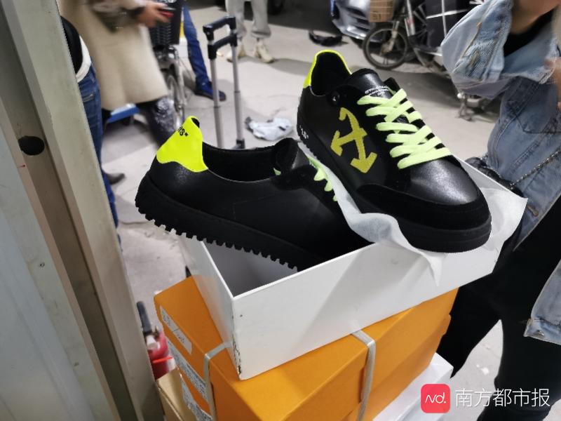 南都暗訪假名牌鞋中轉(zhuǎn)鬼市：180元買LV，小票證書5元購