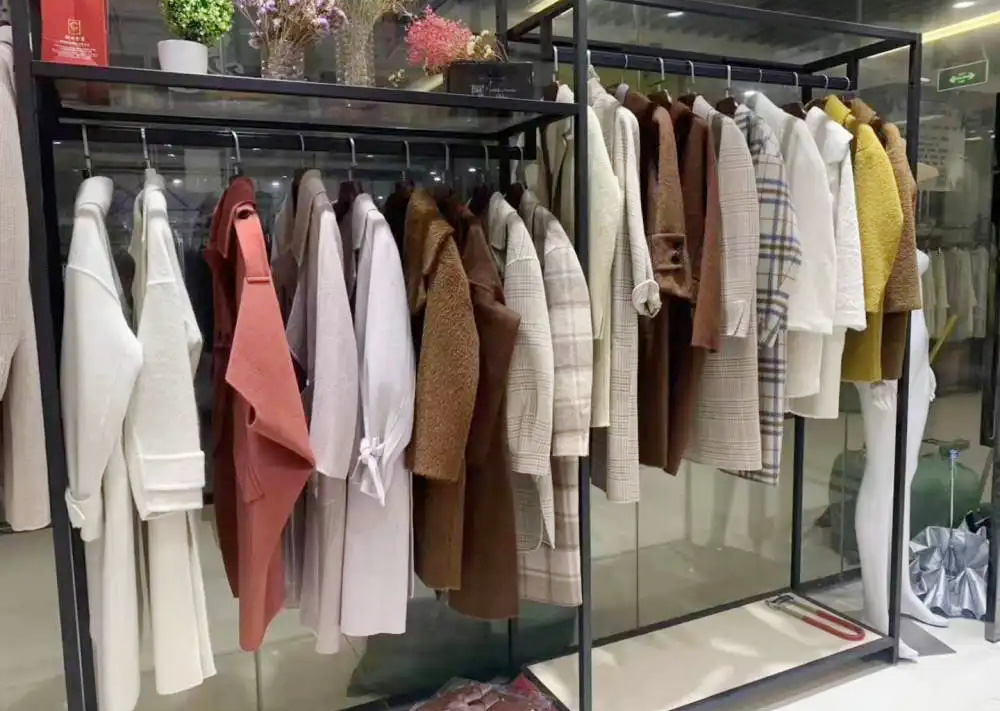 服裝大牌尾貨一般去哪里進貨？品牌尾貨衣服批發(fā)進貨渠道！