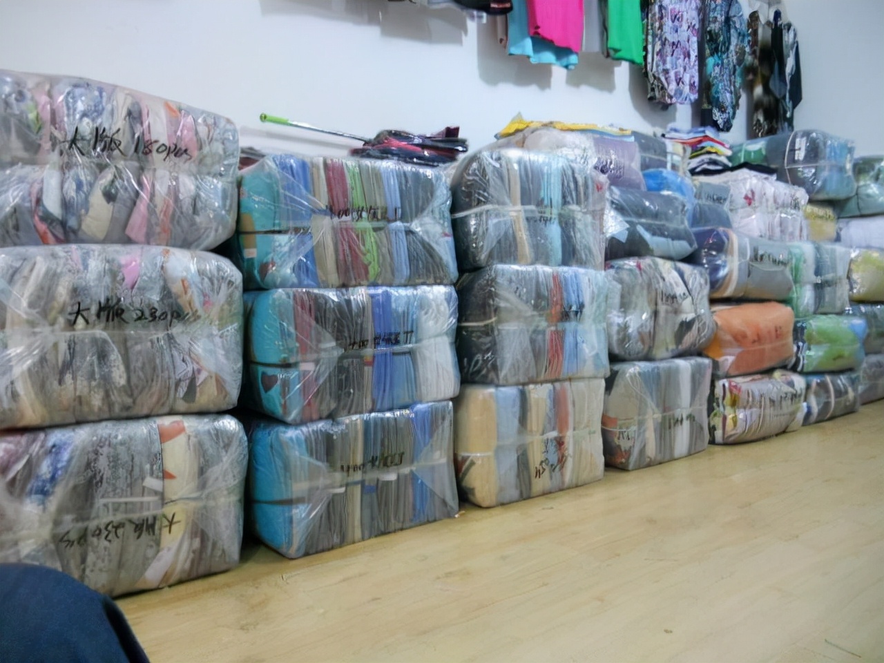 貨清清：如何找到靠譜的服裝尾貨貨源？
