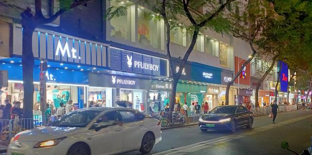 畫一個(gè)服裝店（衣服店怎么畫簡(jiǎn)單又漂亮）
