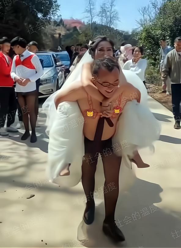 云南：我到底做錯(cuò)了什么，新郎被迫赤膊穿黑絲，背著新娘苦笑連連