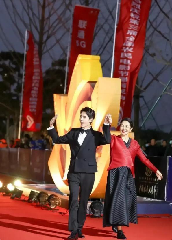 男生紅外套搭配什么顏色內搭（紅外套搭配什么顏色內搭圖片）