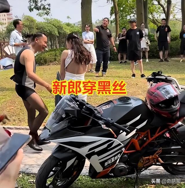 男子穿著黑絲騎機車迎娶新娘，大長腿令人矚目，路人眼睛都看直了