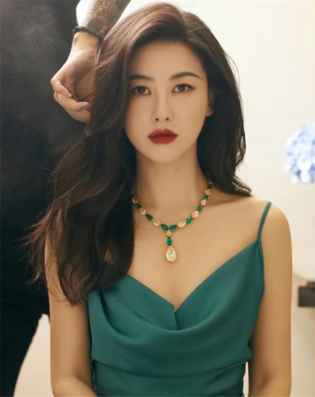 長筒襪美女（名媛朱珠拍時尚寫真大片，長筒襪秀出迷人漫畫腿，當(dāng)媽后更有韻味）