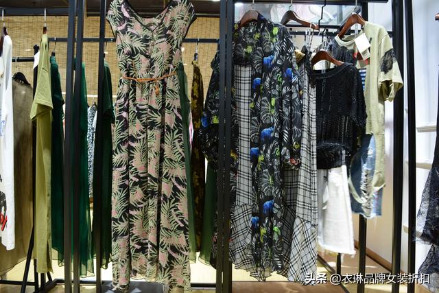 女裝品牌折扣店進(jìn)貨渠道？女裝品牌折扣店進(jìn)貨渠道,品牌女裝尾貨從哪兒進(jìn)貨批發(fā)？