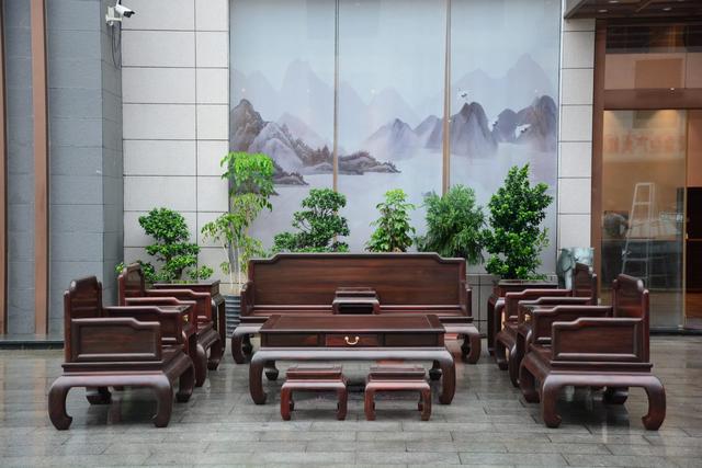 廣東紅木家具廠家批發(fā)在哪里，廣東紅木家具廠家批發(fā)在哪里進貨？