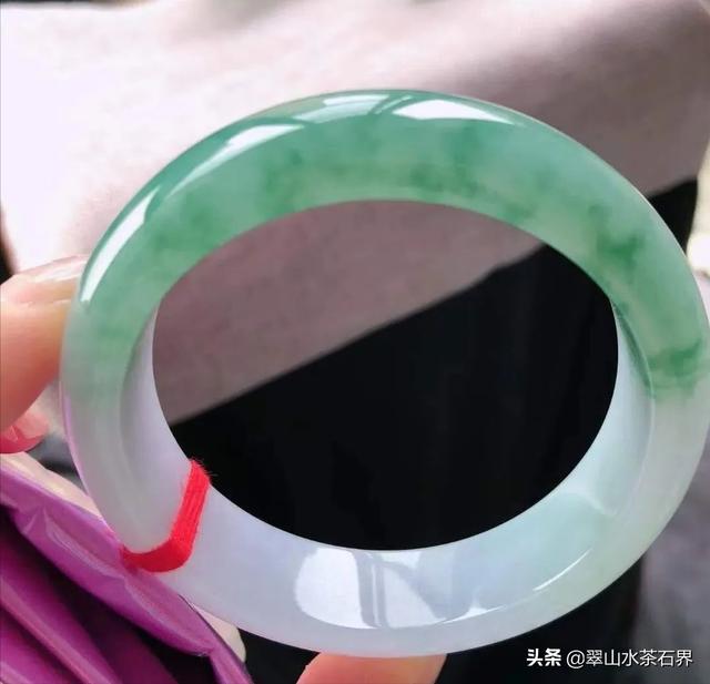 翡翠手鐲批發(fā)價(jià)，翡翠手鐲批發(fā)價(jià)和零售價(jià)差多少？