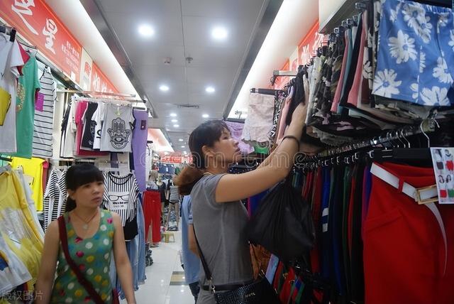 兒童品牌折扣店的貨源都在哪里進貨，兒童品牌折扣店代理貨源怎么找