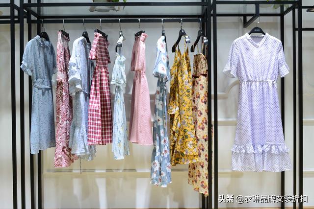 我想開個(gè)服裝店怎么找貨源呢，我想開個(gè)服裝店怎么找貨源呢視頻