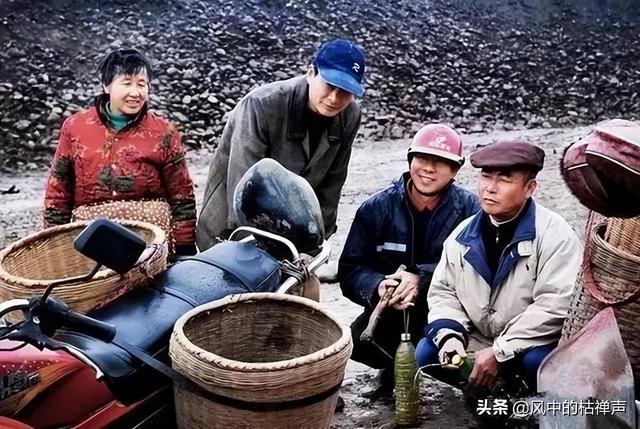 村民靠撿石頭致富，買車買房不是夢，最貴的石頭價值超百萬？