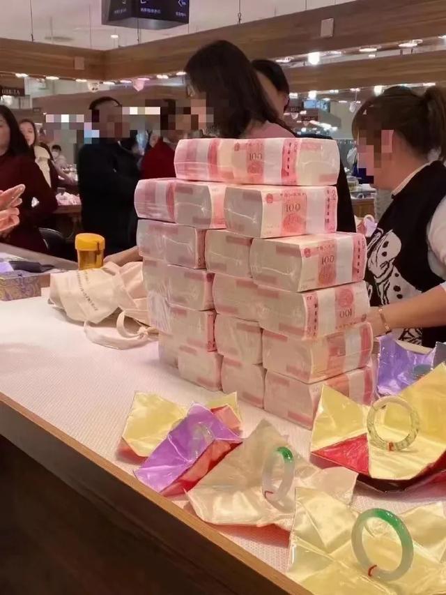 翡翠手鐲批發(fā)市場在哪里，平洲翡翠手鐲批發(fā)市場在哪里？