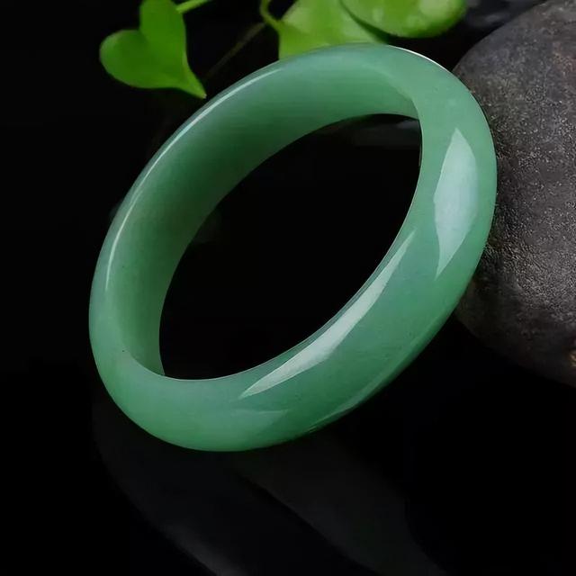 東陵玉手鐲多少錢(qián)一個(gè)，東陵玉鐲子多少錢(qián)？