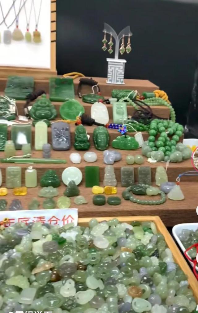 佛山平洲翡翠手鐲批發(fā)價(jià)格多少，佛山平洲翡翠手鐲批發(fā)價(jià)格查詢？