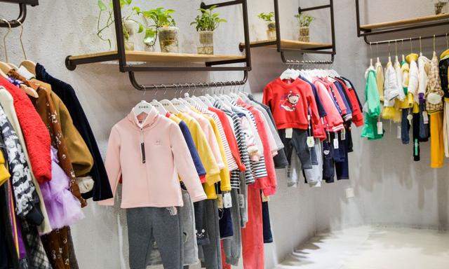 服裝廠家直接拿貨在哪里找，服裝廠家直接拿貨在哪里找貨源？