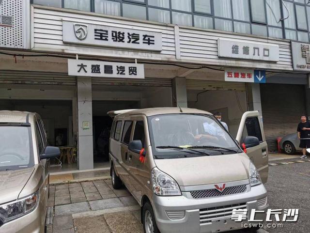 1萬以下庫存面包車新車二手大面包9座多少錢，1萬左右二手9座面包車？