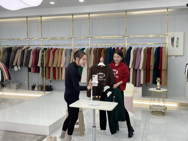 網(wǎng)上直播賣衣服貨源怎么找到，直播賣衣服貨源哪里找？