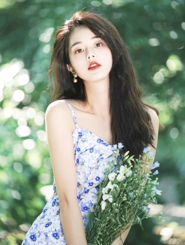 夏日穿搭沒思路，那就選擇甜美減齡的小碎花裙子，簡簡單單美出塵