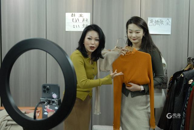備戰(zhàn)“雙11”！24小時(shí)直播，主播10秒換件衣服……青島這里真熱鬧