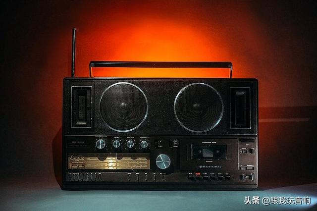 根德RR_3000_這是一款非常獨特的收錄機音響，帶有漂亮的調諧器燈