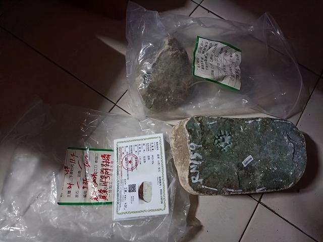 拼多多買的玉石料是真的嗎，拼多多上買翡翠原石是真的嗎？