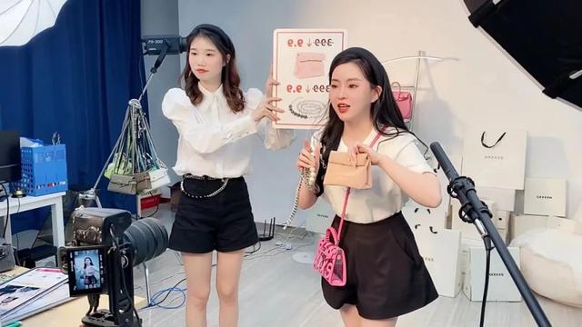 武漢服裝網(wǎng)店貨源在哪里找的，武漢服裝批發(fā)市場一手貨源在哪里？