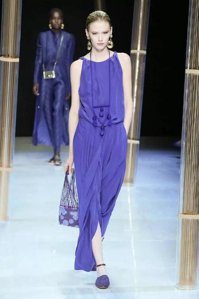 透明衣服，黑色蕾絲？