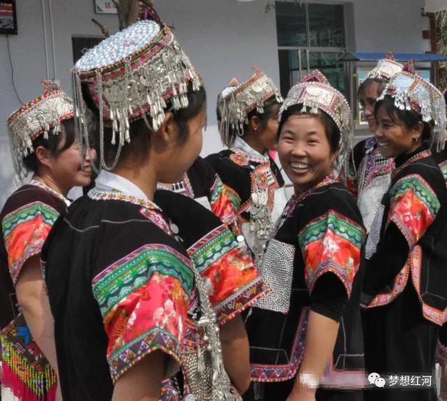 傣族服飾圖片大全圖片欣賞，傣族服飾圖片大全圖片欣賞簡(jiǎn)筆畫(huà)？