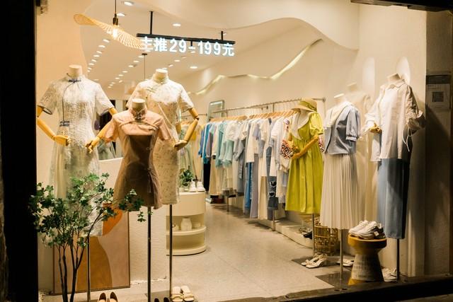 一個(gè)新手怎么開(kāi)服裝店，新手創(chuàng)業(yè)開(kāi)什么店最好？