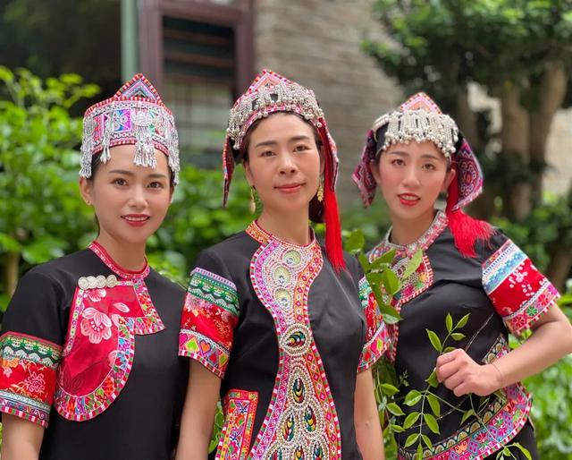 傣族服飾圖片大全簡(jiǎn)筆畫(huà)，傣族服飾圖畫(huà)？